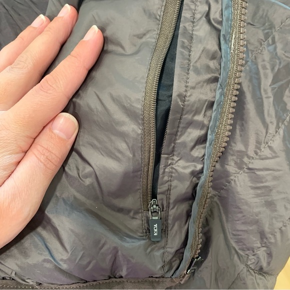 Women’s Tumi Pax Down Puffer Packable Jacket Size Medium Outerwear Lightweight - Picture 10 of 16